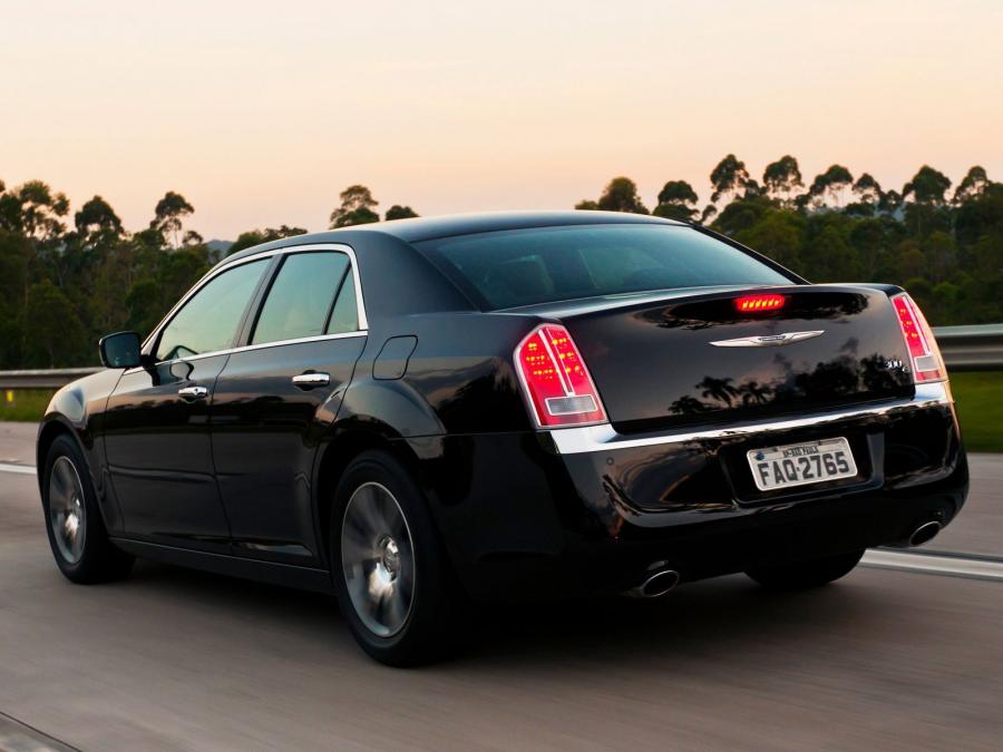  Chrysler 300C 2012 года  (фото 2 из 16)